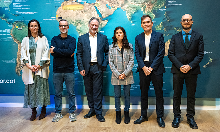 Steve Clark visita el mural gegant ‘Catalunya al món’ a l’Espai Línia: “És impressionant”