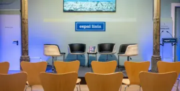 Un grup d'alumnes del Quebec visita l'Espai Línia per estudiar les superilles i la mobilització veïnal a l'Eixample