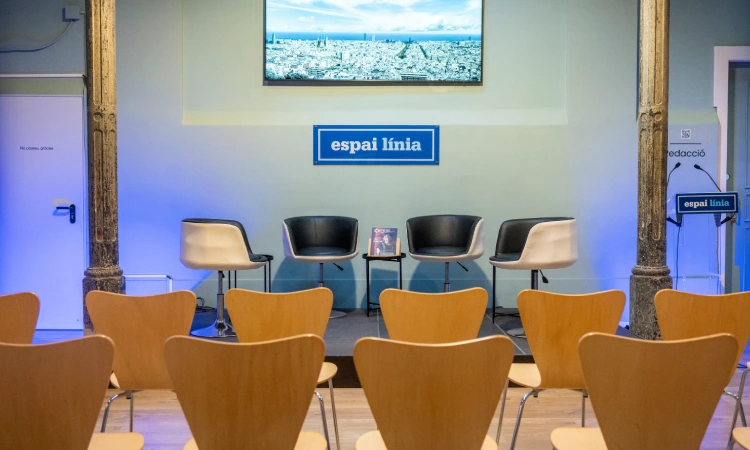 Un grup d'alumnes del Quebec visita l'Espai Línia per estudiar les superilles i la mobilització veïnal a l'Eixample