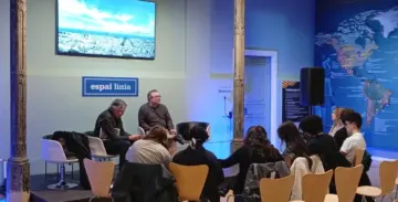 Un grup d'alumnes del Quebec visita l'Espai Línia per estudiar les superilles i la mobilització veïnal a l'Eixample